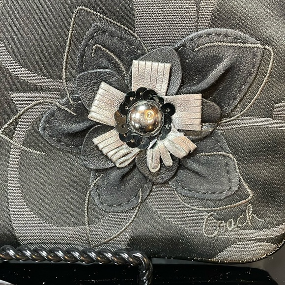 EUC Vintage Coach Wristlet With Leather Flower Embellishment very unique - Picture 2 of 8